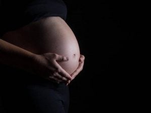 dimessa dall ospedale partorisce d urgenza nell androne del condominio grazie ai vicini