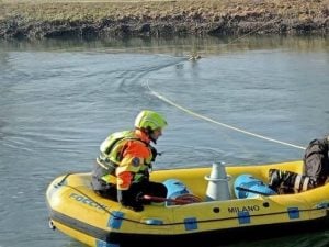 Si tuffa nel Canalbianco a Roncoferraro e viene risucchiato: 36enne muore annegato davanti a moglie e figlia