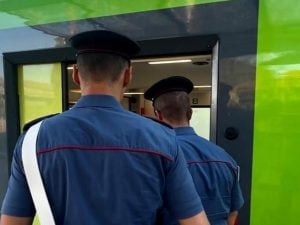 Semina il panico alla stazione di Arcore, aggredisce i carabinieri e prova a gettarsi sui binari: 36enne arrestato