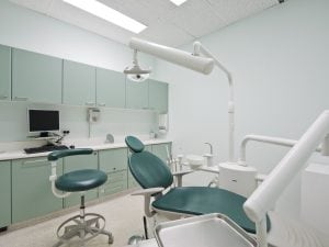 Si è finto dentista per anni curando i pazienti senza abilitazione, denunciato un uomo: cosa sappiamo