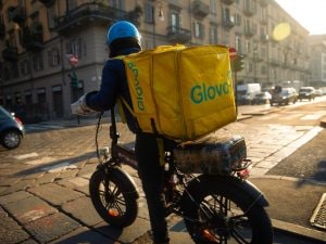 Paghe sotto la soglia di povertà e sfruttamento del lavoro: si indaga su una società di delivery di Glovo