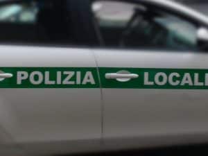 Ragazzo di 16 anni lancia un coltello contro un agente di po