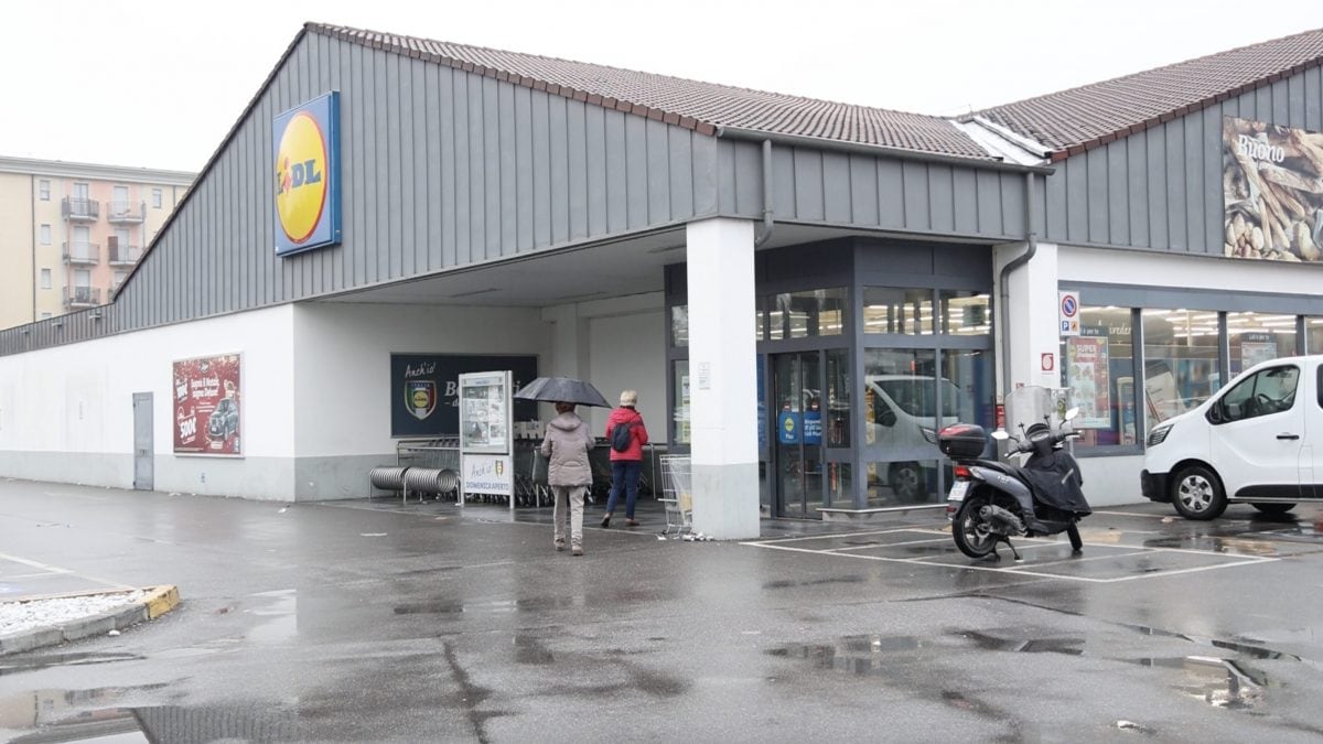 Il punto vendita dove è avvenuta l’aggressione.