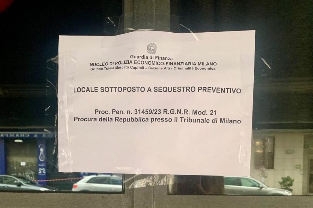 Il sequestro, l’interrogatorio e i messaggi fuori dal locale: gli