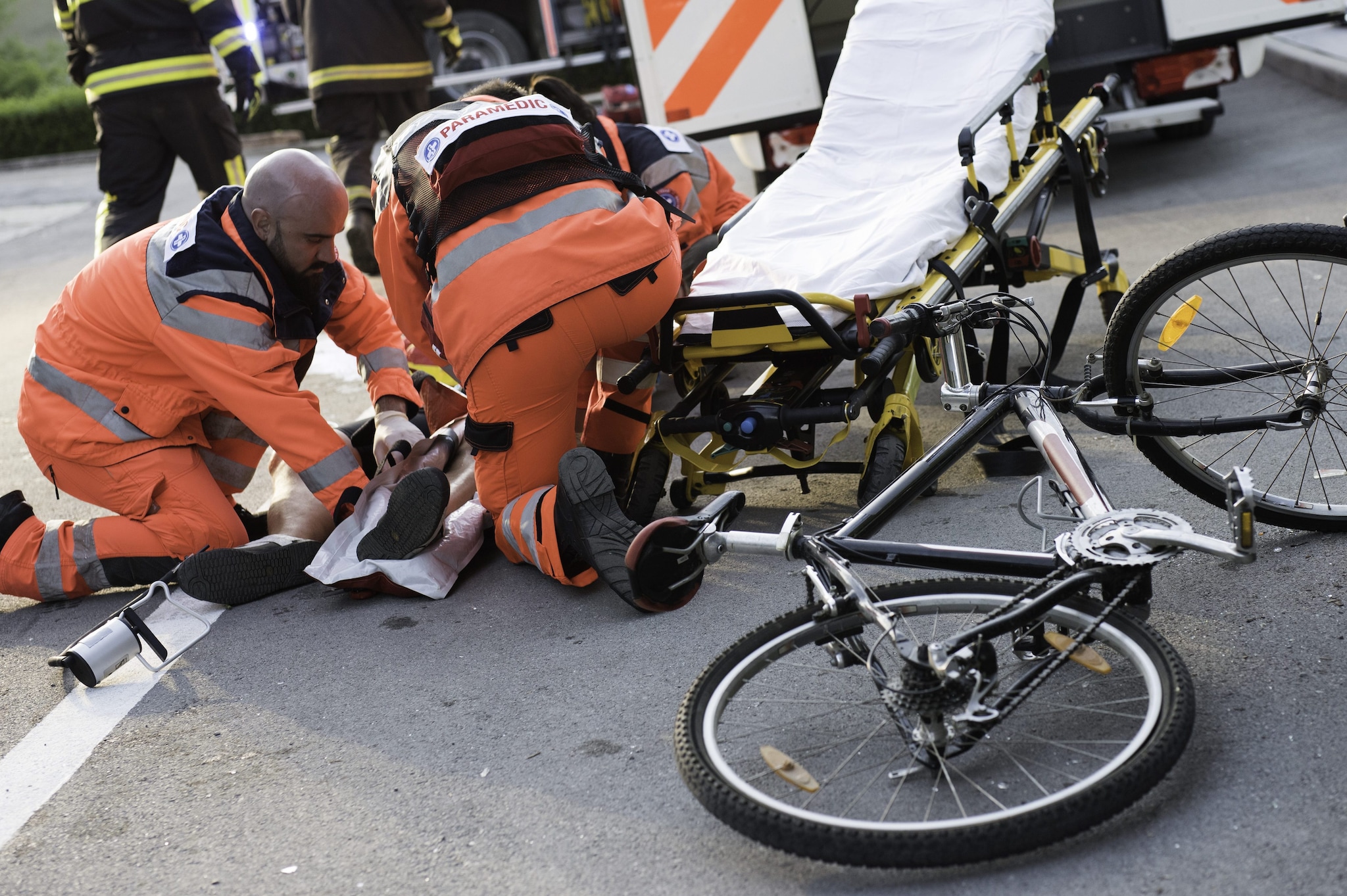 travolge-una-bici-con-in-sella-mamma-e-figlio-di-3-anni-e-poi-scappa