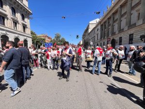 Manifestazione a Milano il 25 aprile, orari e percorso del corteo: chiuse alcune metro e bus deviati