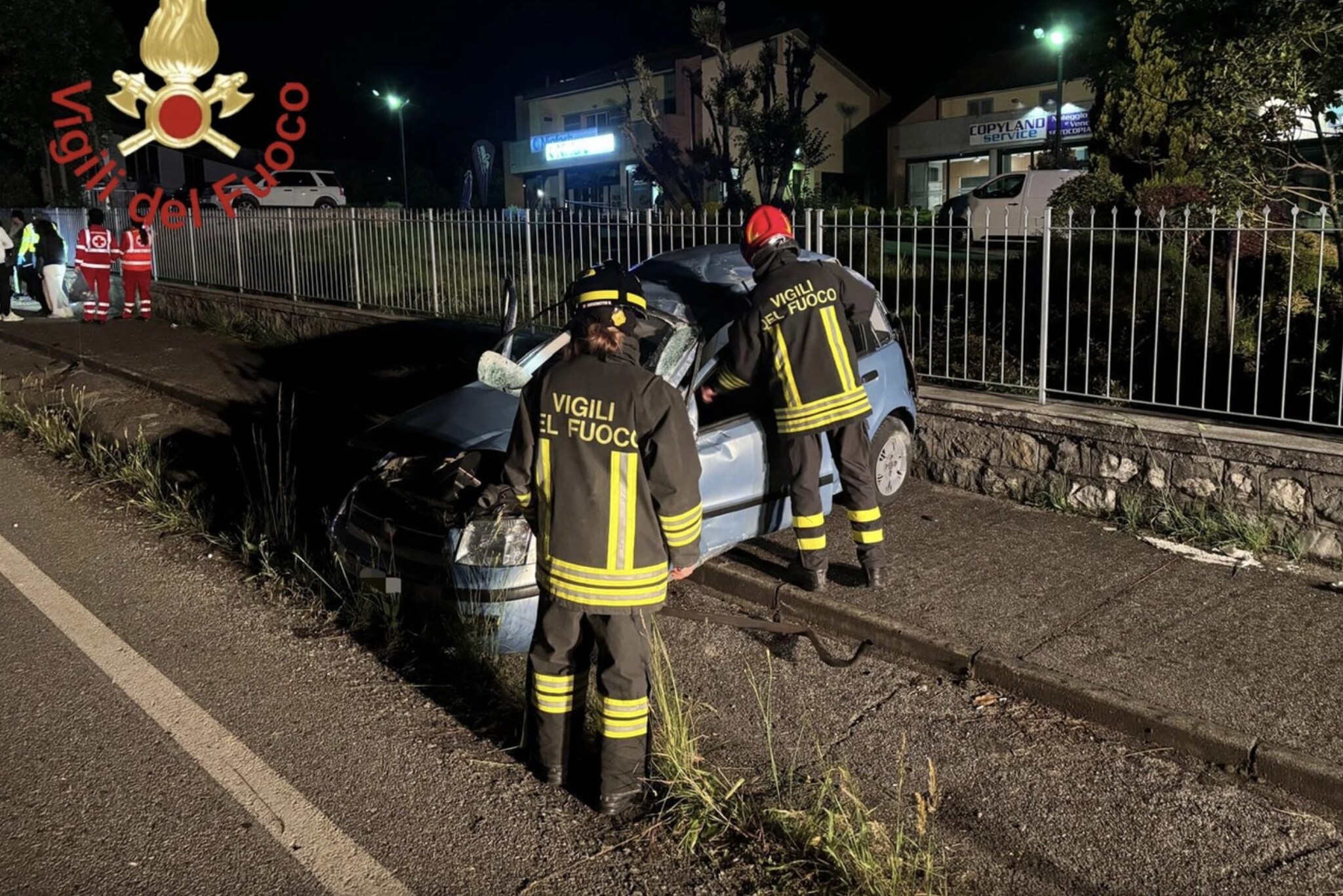 Schianto frontale tra due auto nella notte ad Albavilla, una 20enne ...