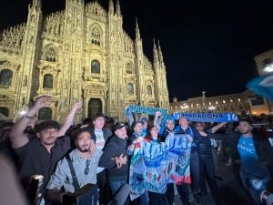 anche a milano si festeggia lo scudetto del napoli campione d8217italia centinaia di tifosi riempiono piazza duomo