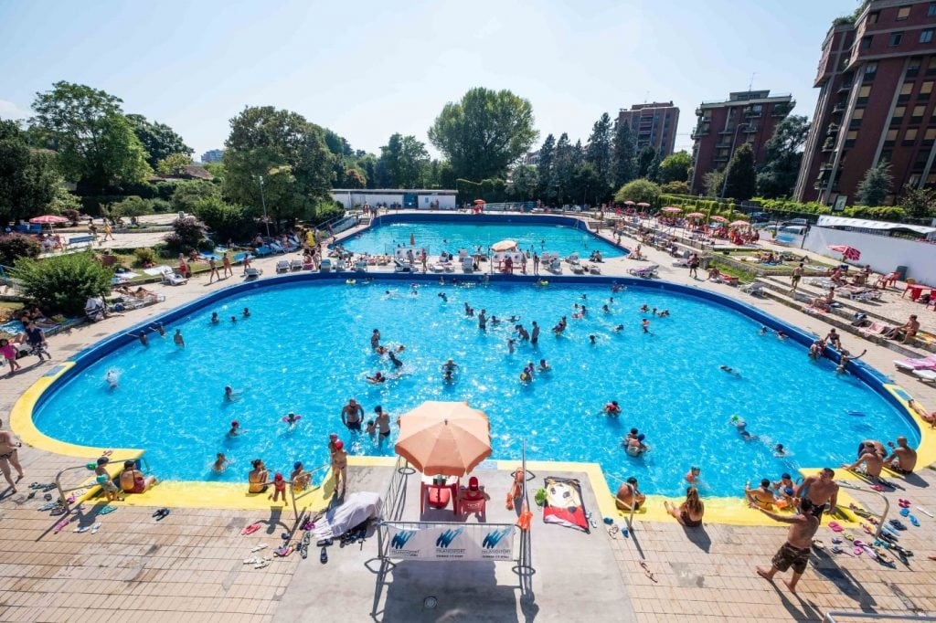 Milano esclusiva anche in estate, su 8 piscine 5 sono chiuse (e quando