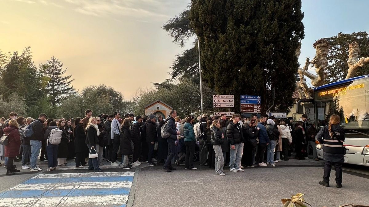 Viaggiatori in attesa di salire sul bus (Foto: Facebook)