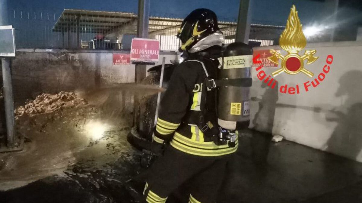 L’intervento dei vigili del fuoco nella discarica di Monza (Fonte: vigili del fuoco).