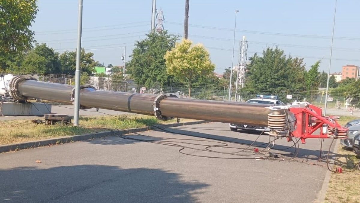 La gru crollata a Rho (Foto: Facebook)