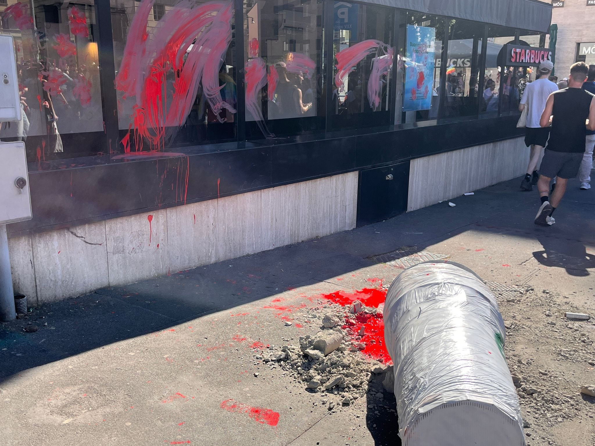 Il locale dopo il passaggio della vernice rossa in protesta con le posizione vicine a Israele.