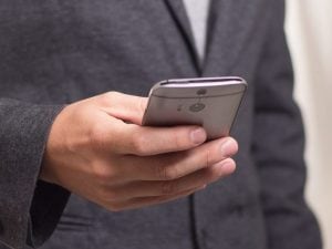 telefono-uomo-cellulare-1749131040516-300x225.jpg