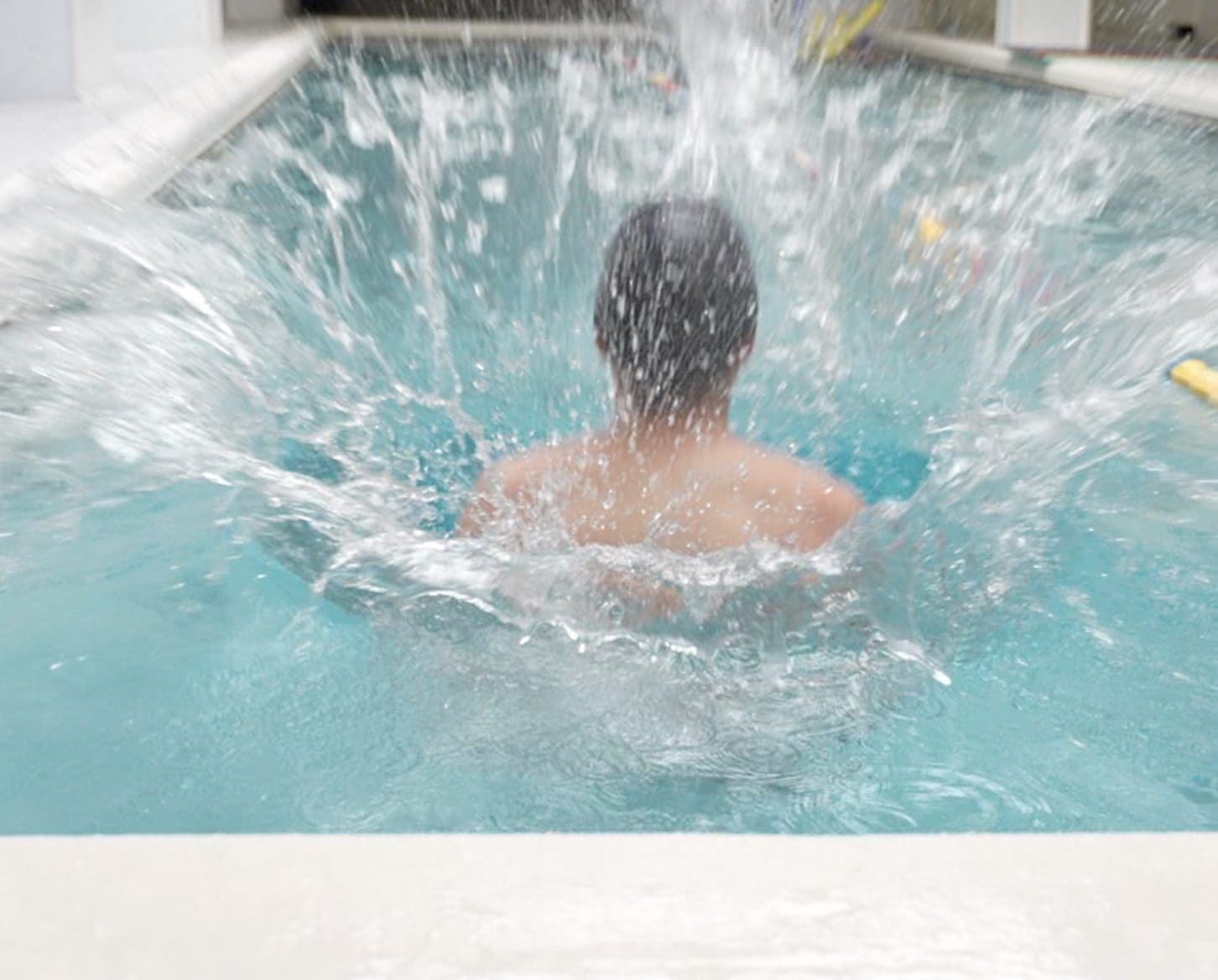 Estate a Milano, anche le piscine diventano un lusso: code chilometriche e prezzi in aumento