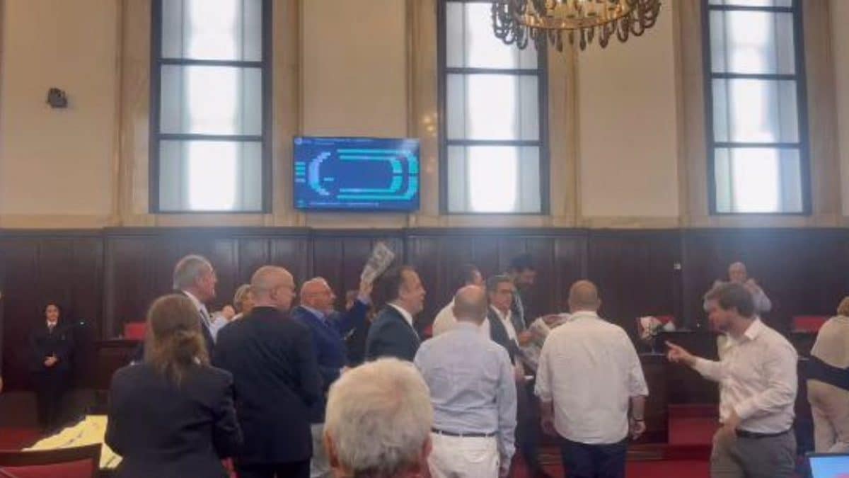 La contestazione dell’opposizione in Consiglio comunale a Milano (frame da video di Daniele Nahum – Instagram)