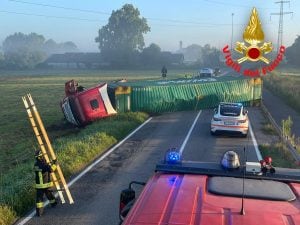 Incidente nel Lodigiano, autotreno carico di alcolici si ribalta sulla strada: il conducente riesce a salvarsi
