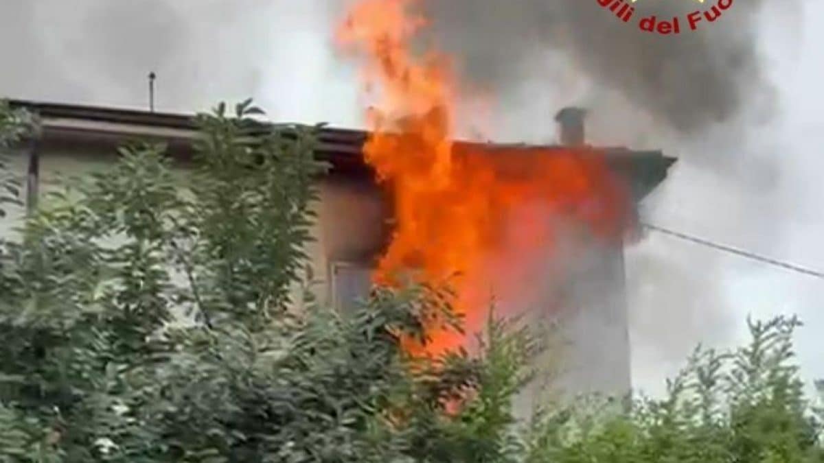 L’incendio nella villetta di Suzzara (Fonte: Vigili del Fuoco)