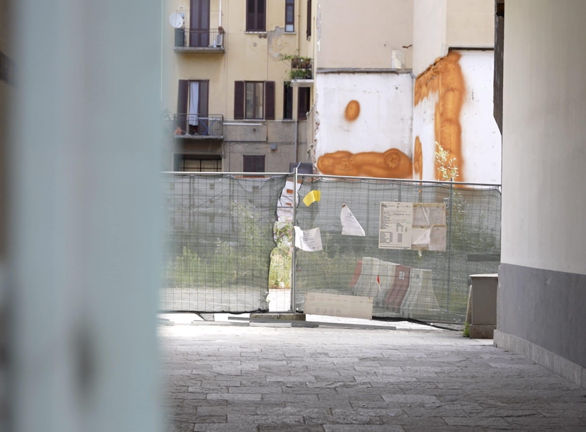 Il cantiere sotto sequestro in via lepontina 7–9