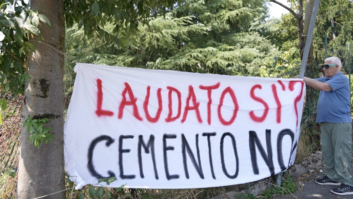 Giuseppe Sipala, portavoce del Comitato per la difesa del bosco di via Falck, davanti alla Fondazione Casa del Giovane La Madonnina