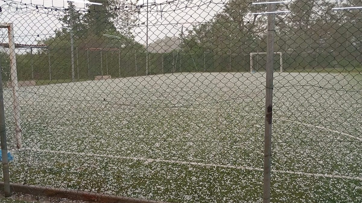 La grandine caduta in un campo da calcio in provincia di Milano (Fonte: Facebook)