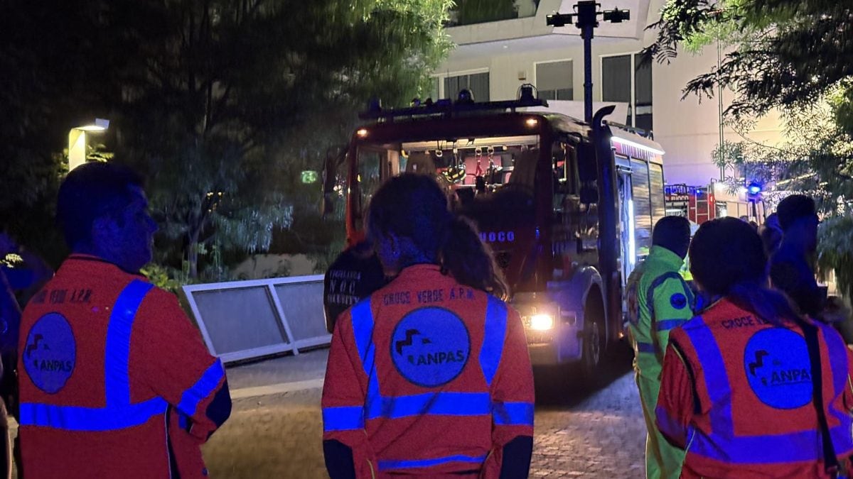 I soccorsi durante l’incendio della scorsa notte alle torri Liebeskind a Milano.