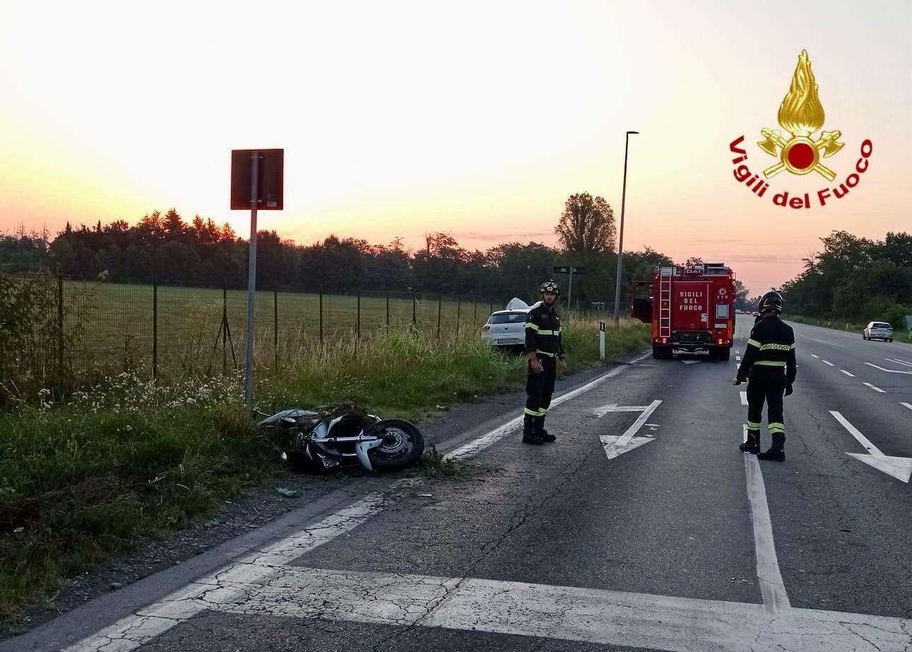 Auto travolge moto che si schianta contro un palo a Rho, morto un uomo ...