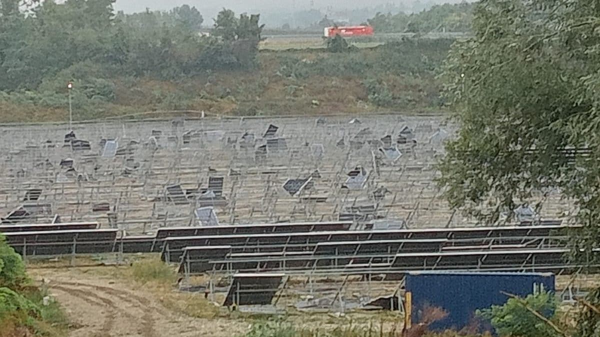 I pannelli fotovoltaici distrutti a Verretto (foto da Facebook – Protezione civile Lungavilla)