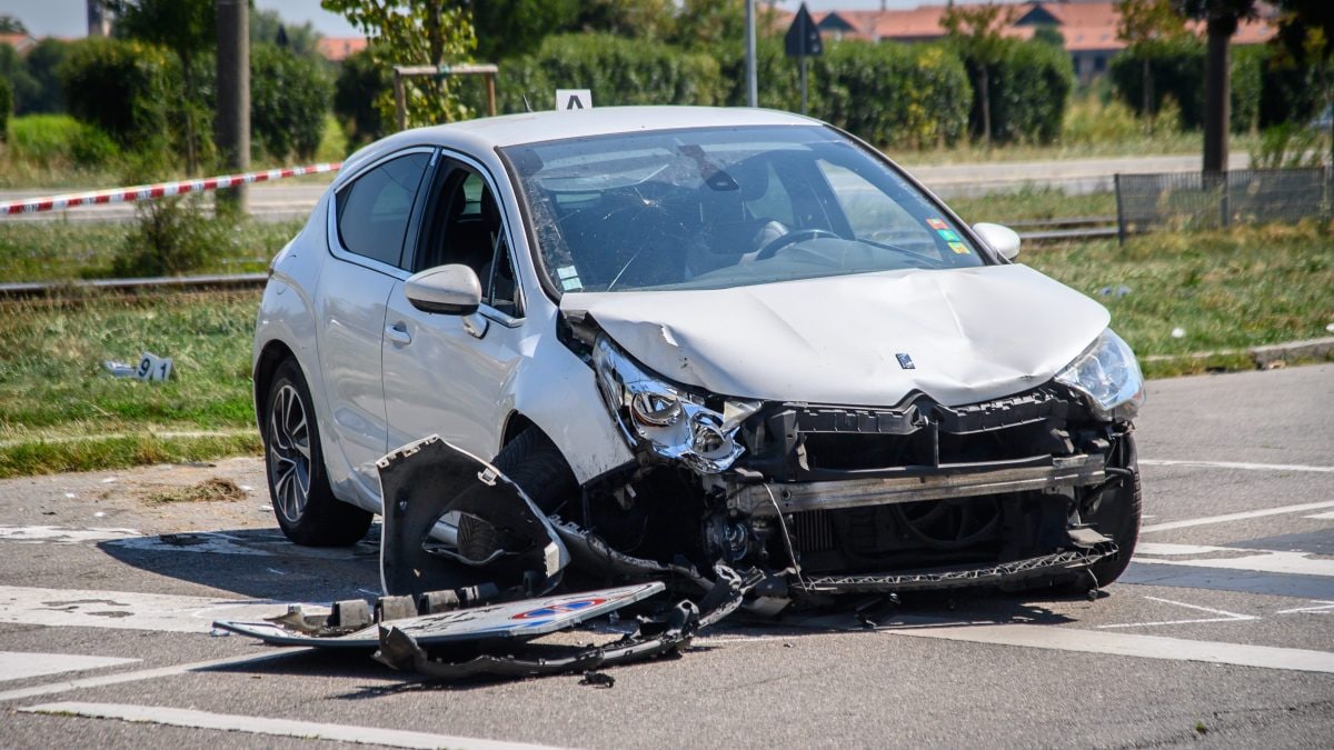 L’auto rubata che ha travolto Cecilia De Astis (foto da LaPresse)