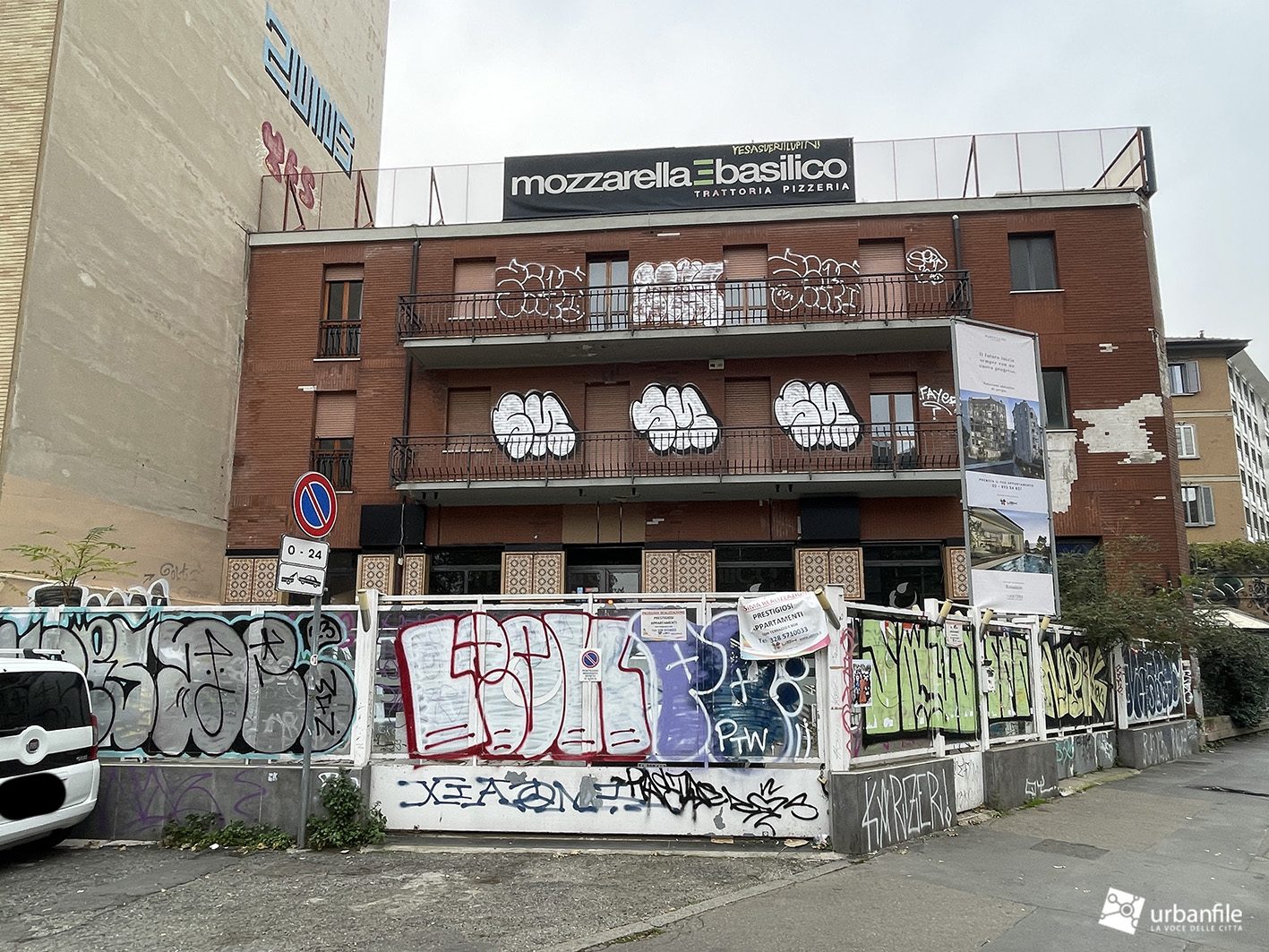 Il fabbricato industriale di viale Papiniano 48 prima della demolizione (Urbanfile)