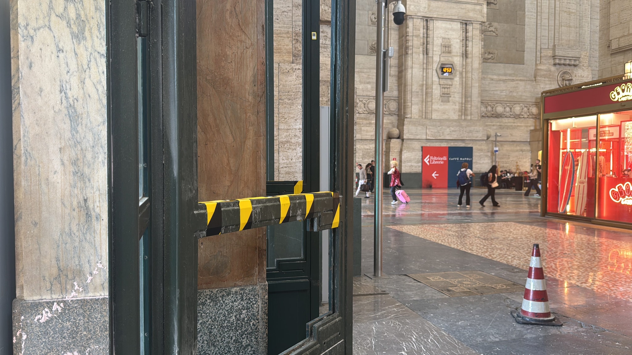 Porte della stazione centrale senza i vetri che sono stati rotti da un gruppo di manifestanti il giorno prima