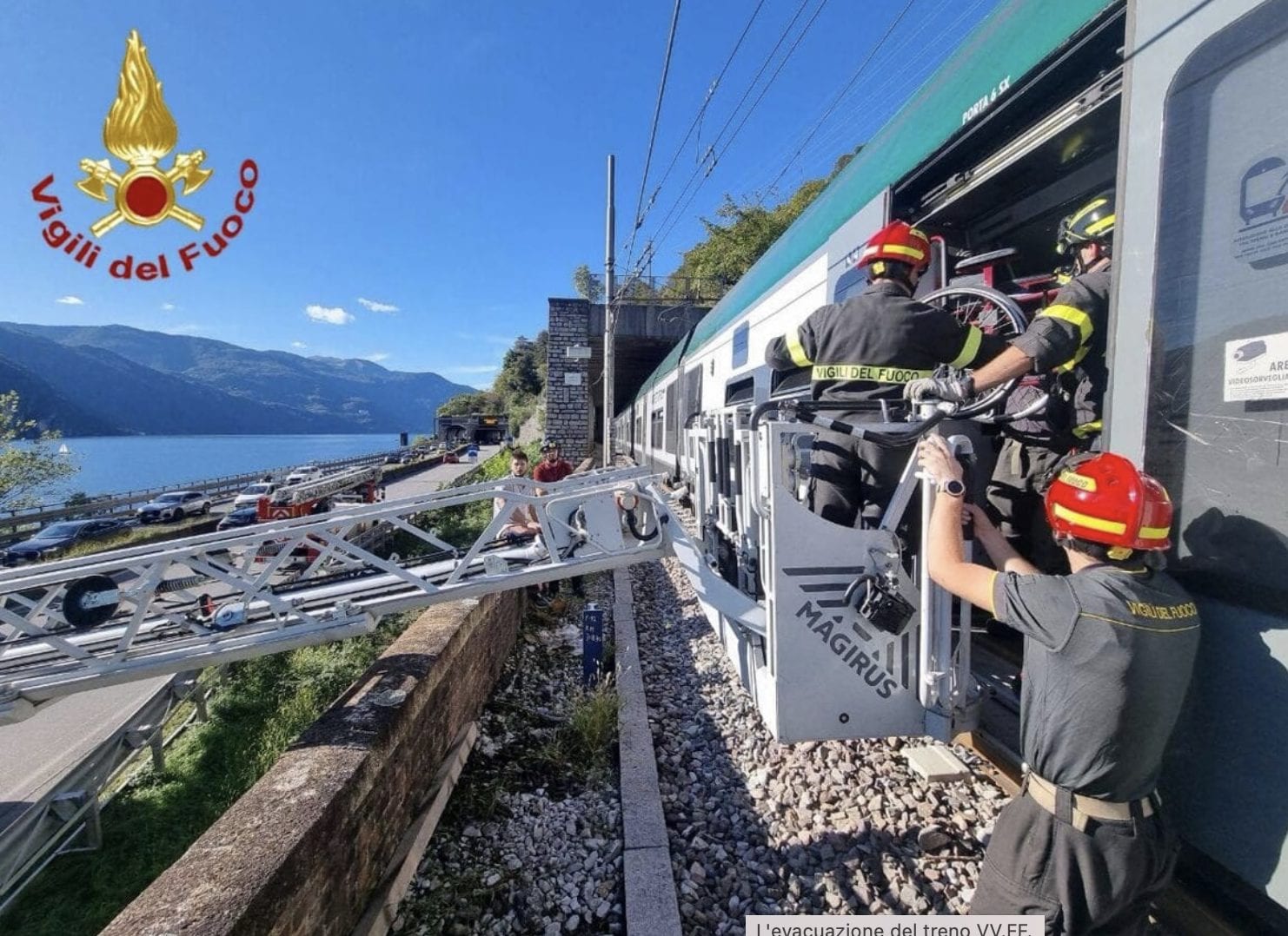 L’evacuazione dei passeggeri dal treno in transito
