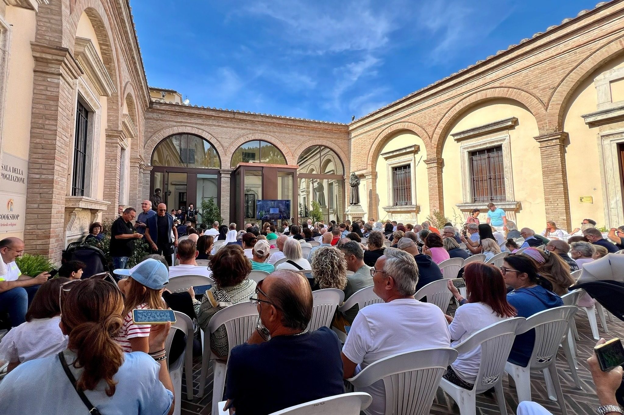 I fedeli al Santuario della Spogliazione di Assisi (foto da Facebook – Città di Assisi)