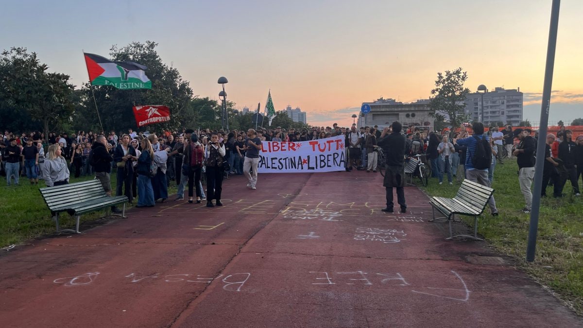 Il presidio fuori dal carcere minorile Beccaria di Milano (Foto: Chiara Daffini).