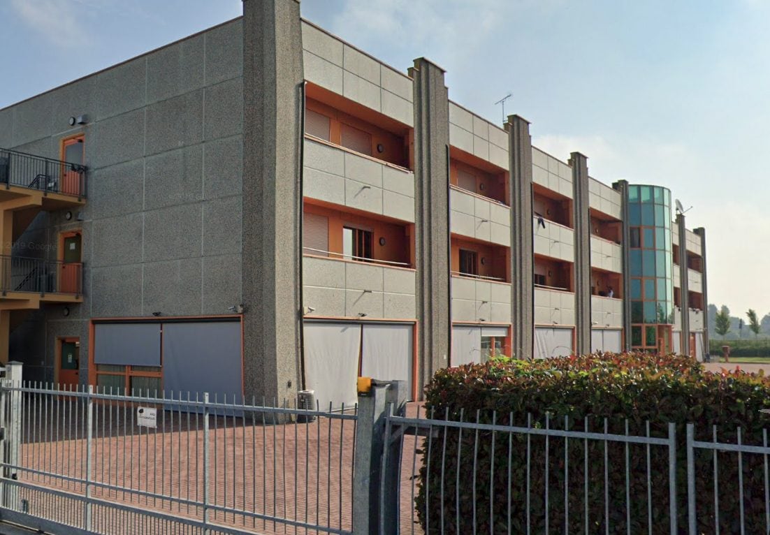 L’ex Hotel Ambra (ora centro d’accoglienza) in via Maestri del Lavoro a San Zenone al Lambro (Milano)