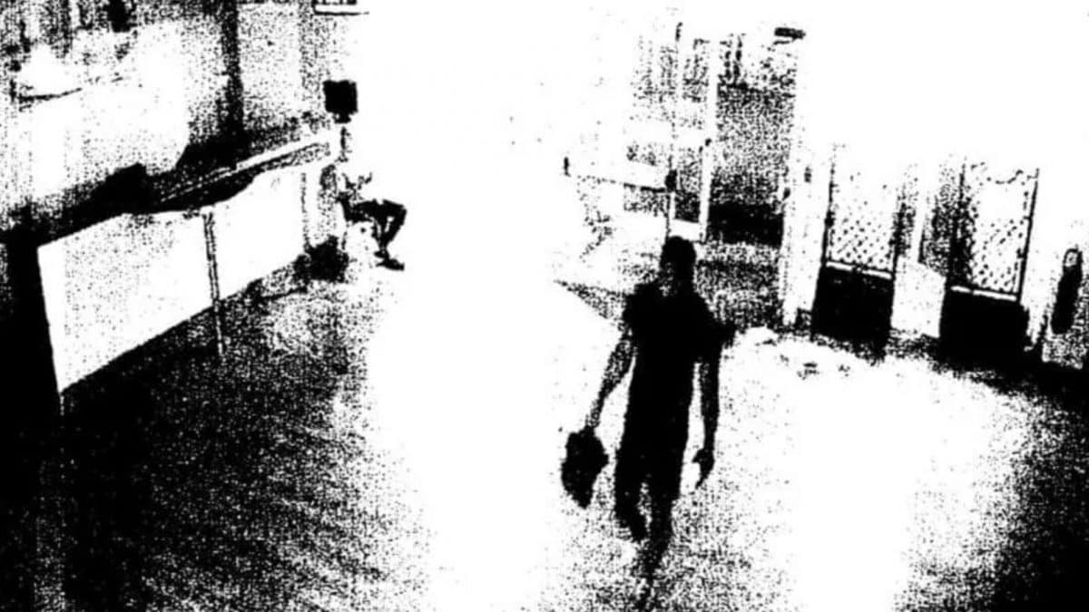 Un frame dei video delle telecamere che hanno ripreso l’aggressore allontanarsi dopo lo stupro.