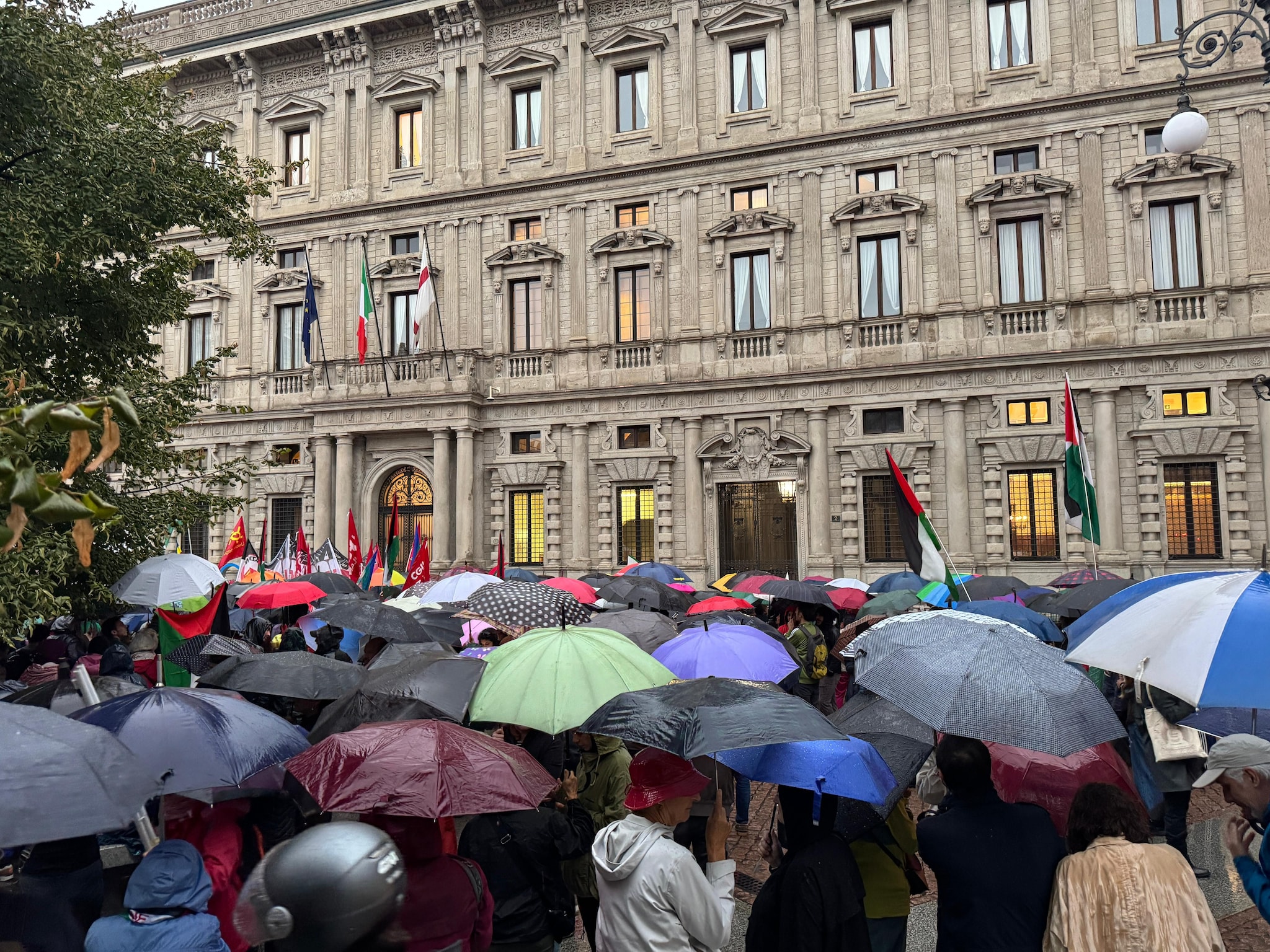 La folla in piazza della Scala a Milano per la Flotilla (foto di Simone Giancristofaro – Fanpage.it)