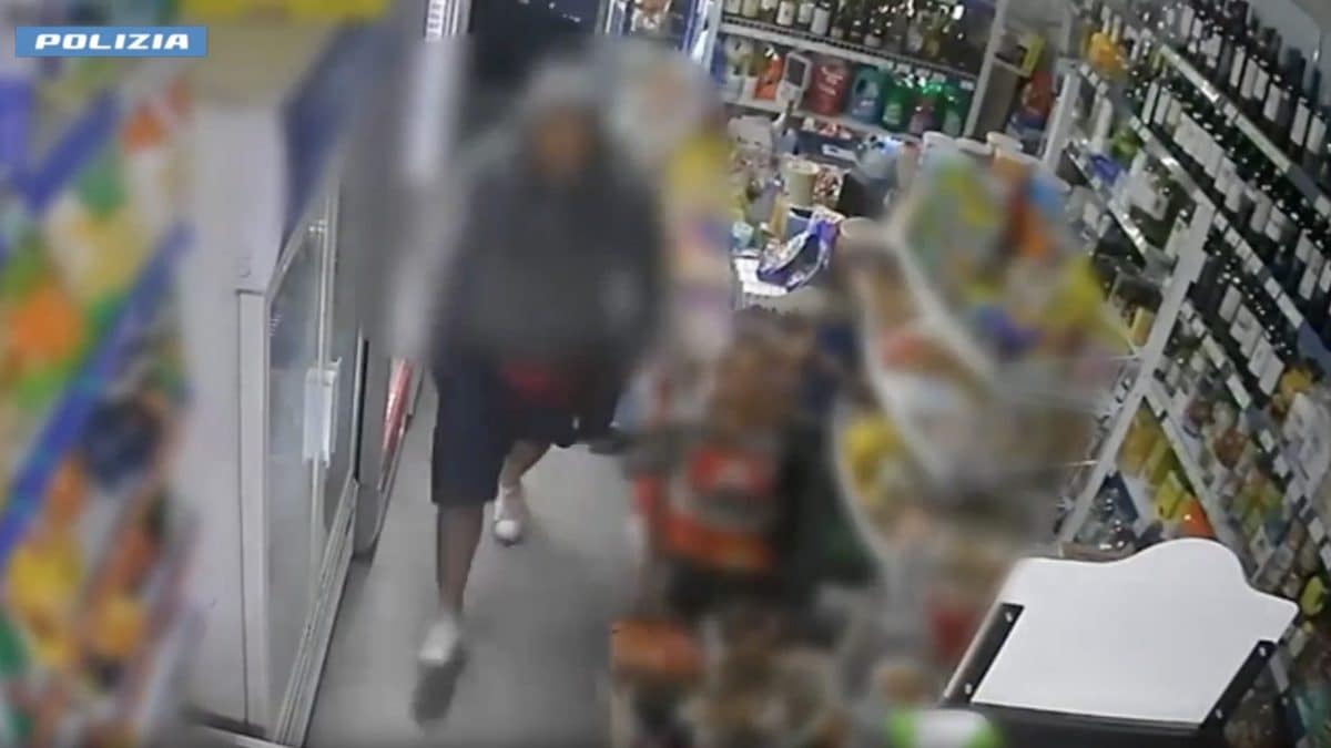 Un frame del video che mostra il 44enne mentre rapina uno dei minimarket di Sesto San Giovanni.