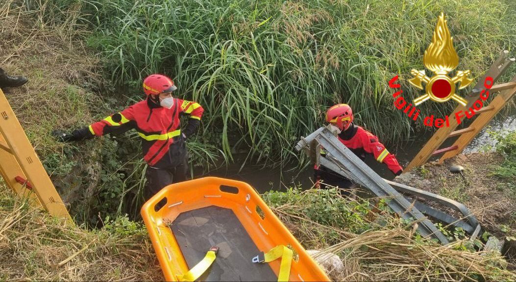 Il recupero del corpo nel fossato a Castiglione d’Adda
