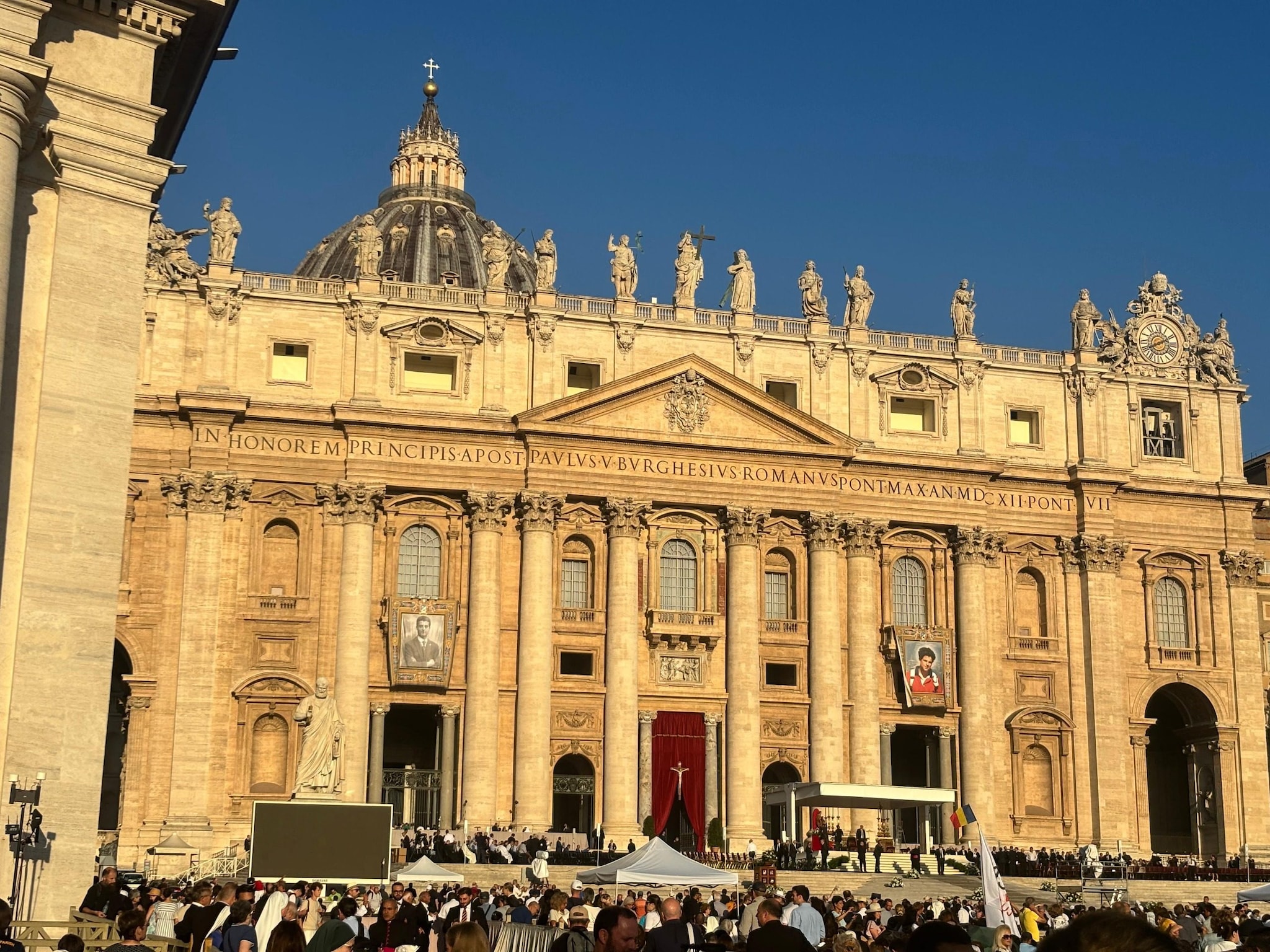 Piazza San Pietro il giorno della canonizzazione di Carlo Acutis e Piergiorgio Frassati, da ieri santi