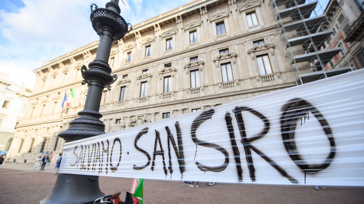 Lo striscione apparso il 25 settembre davanti Palazzo Marino (foto da LaPresse)