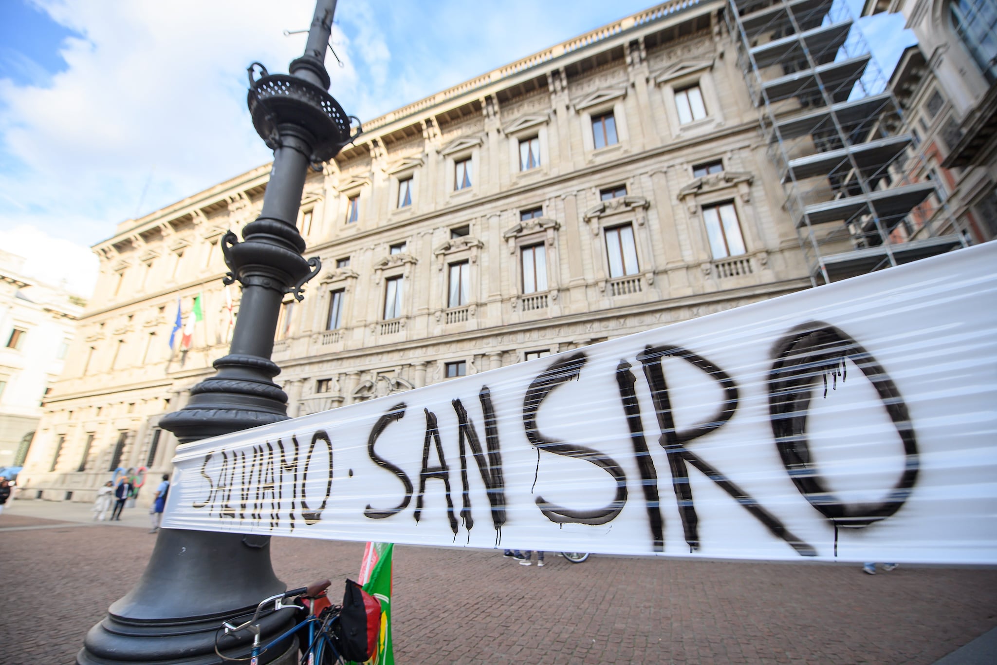 Oggi il Consiglio comunale di Milano vota la vendita di San Siro, presidio dei comitati in piazza: "Fermatevi"