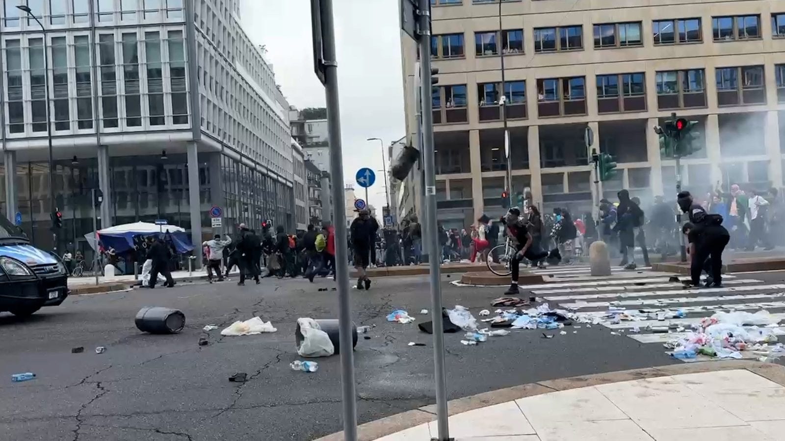 Gli scontri in via Pisani a Milano (foto di Simone Giancristofaro – Fanpage.it)