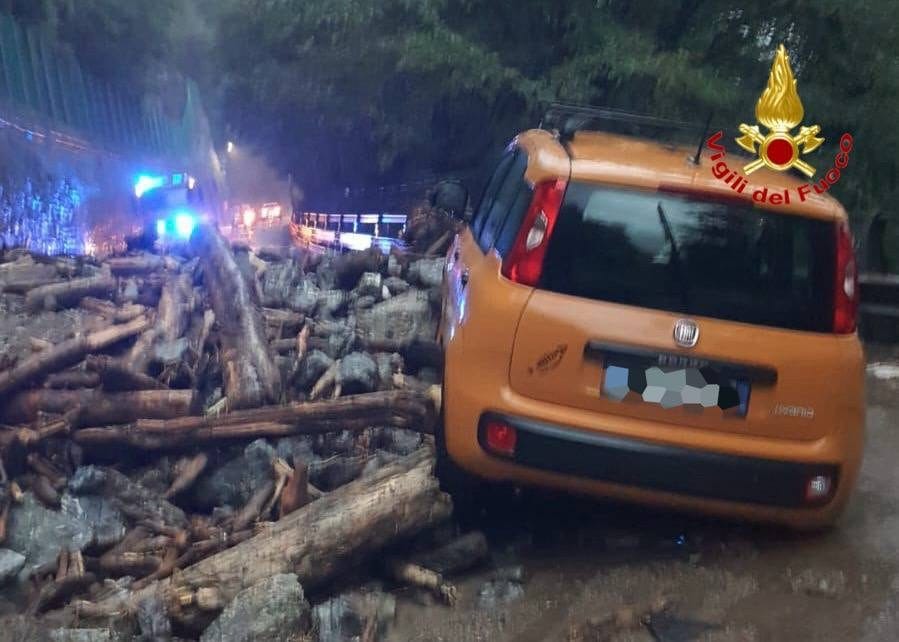 Strada Como Blevio colpita da una frana maltempo Lombardia