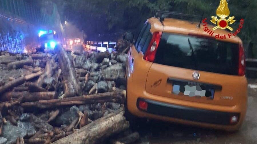 Strada Como Blevio colpita da una frana maltempo Lombardia