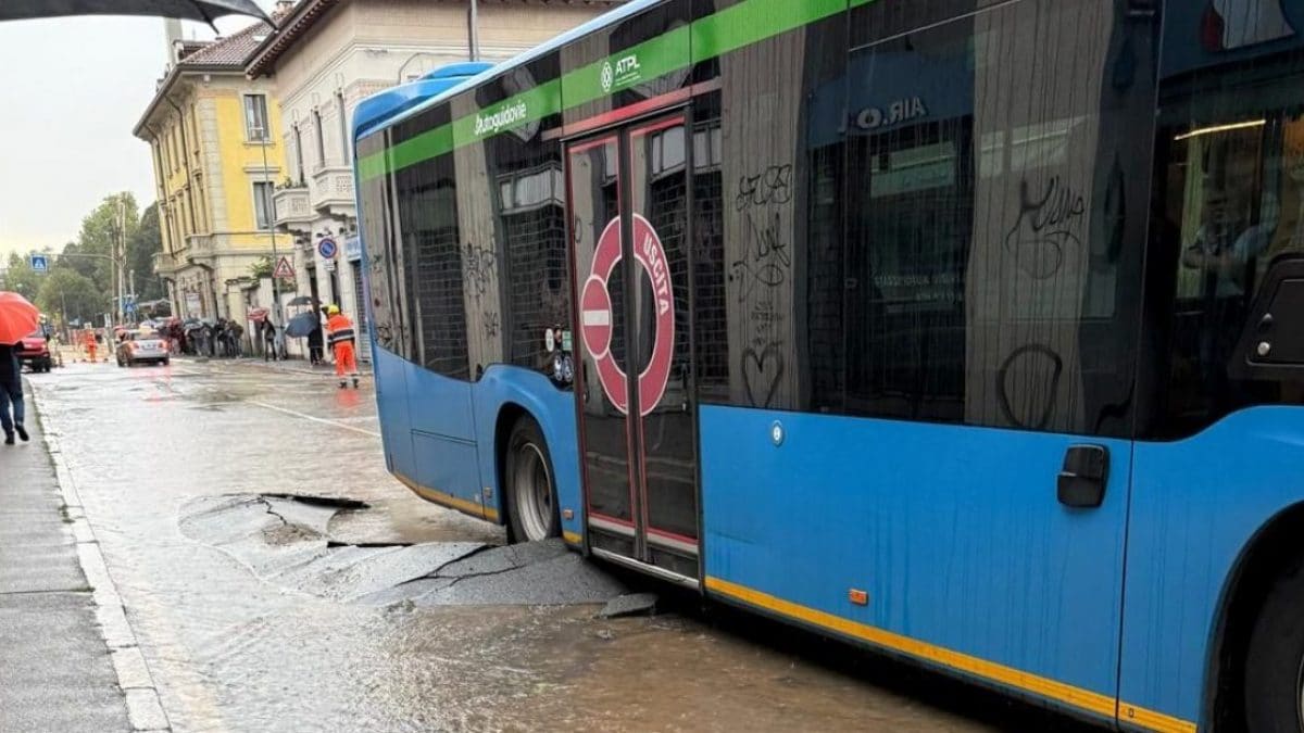 Il pullman bloccato a causa dell’asfalto in via Mentana a Monza (foto da Facebook)