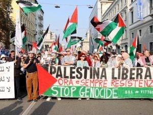 11-ottobre-2025-gaza-manifestazione-pace.00_03_09_03.Immagine001-300x225.jpg