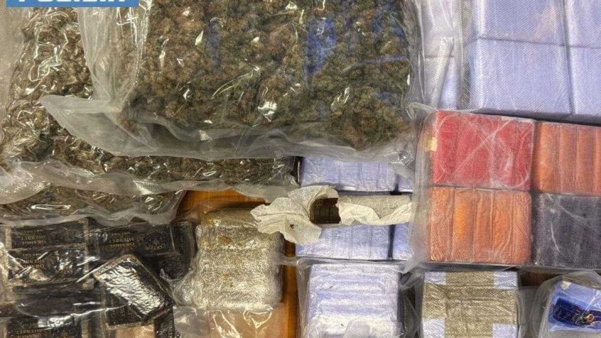 La droga sequestrata dagli agenti del Commissariato Scalo Romana