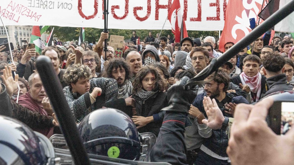 Il presidio fuori Palazzo Marino durante la seduta del Consiglio comunale di Milano del 13 ottobre (foto da LaPresse)