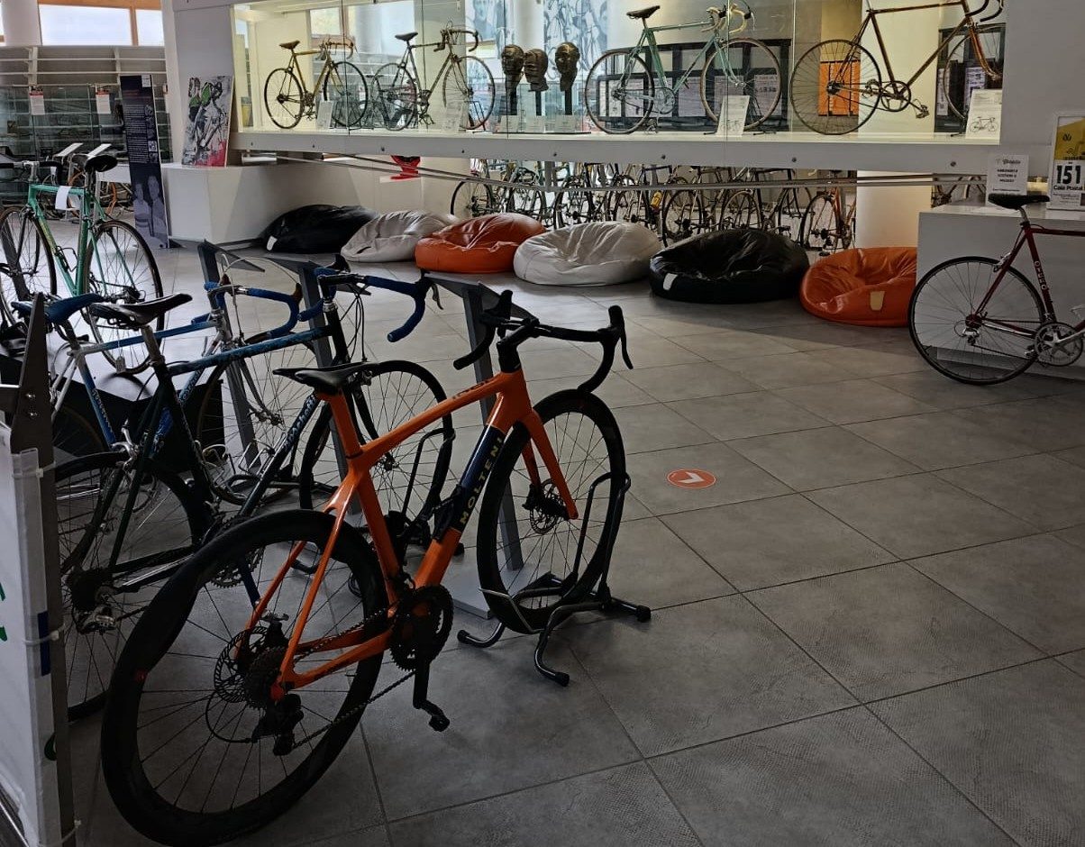 Le biciclette esposte all’interno del Museo del Ciclismo a Ghisallo